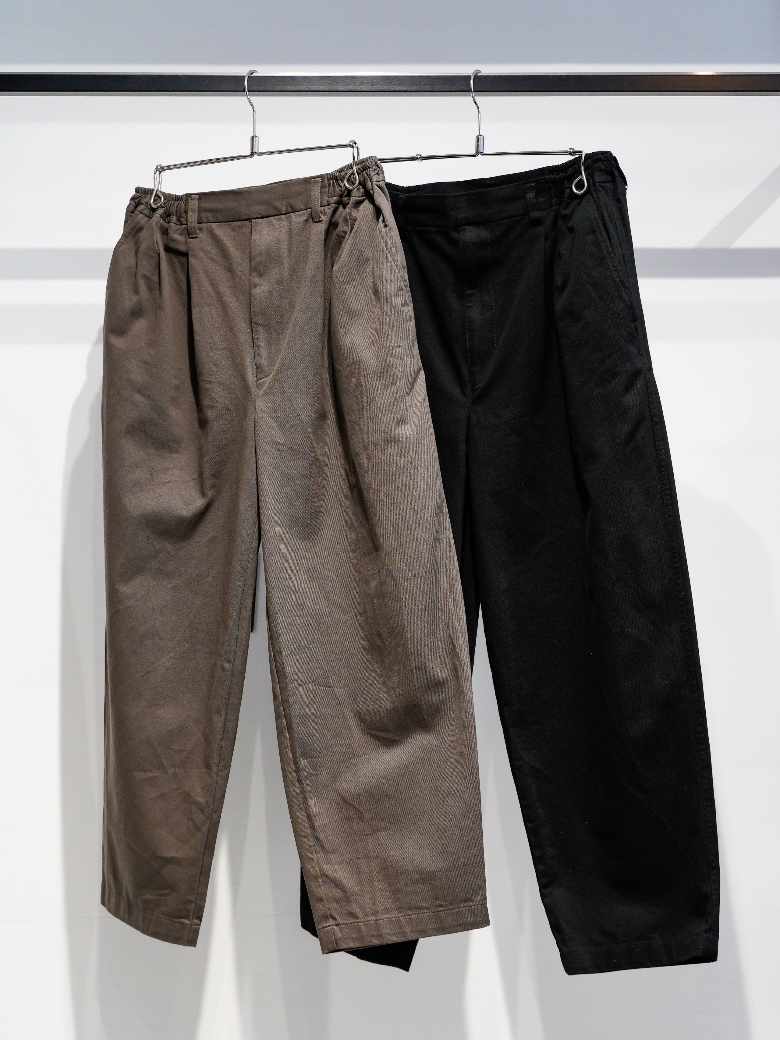 wonderland 2023 SS / Two tuck chino`s - Brown, Black | Waynt Store